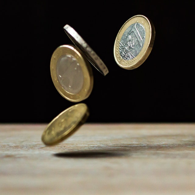 mince, eura, 1 euro a další tři mince letí vzduchem